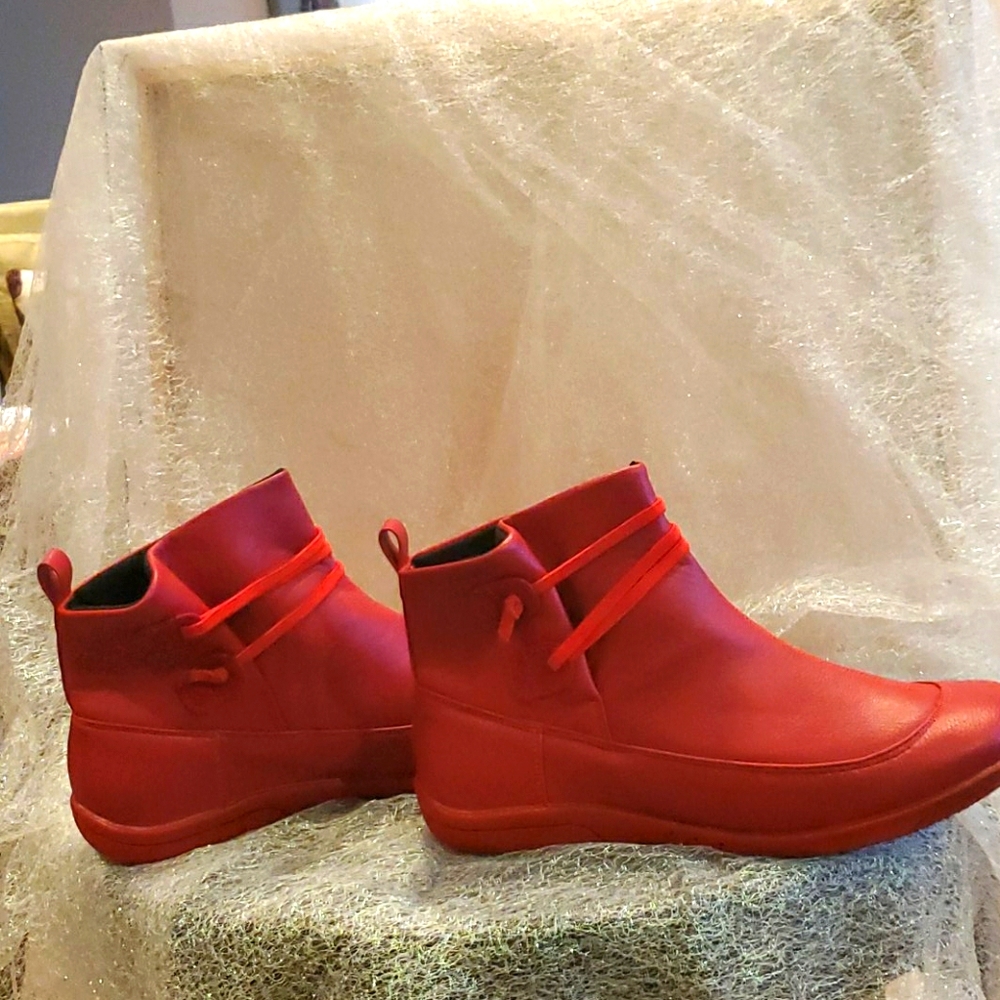 Water proof, faux leather boots, great with jeans